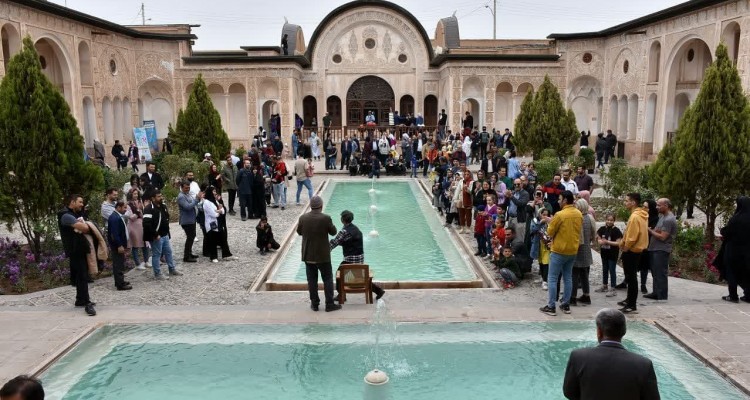 گردشگران در خانه طباطبایی به تماشای برنامه عیدانه نشستند